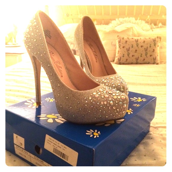 Silver Bedazzled sparkly heels ❤️
