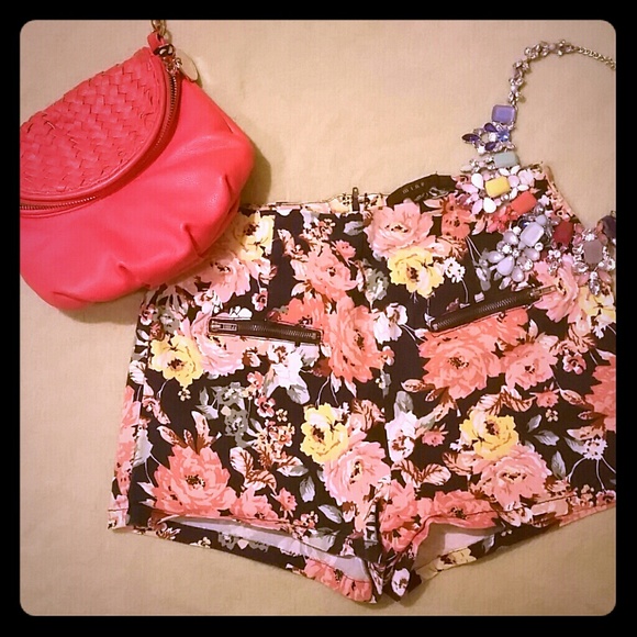 Re-poshing High waited floral design shorts ☺