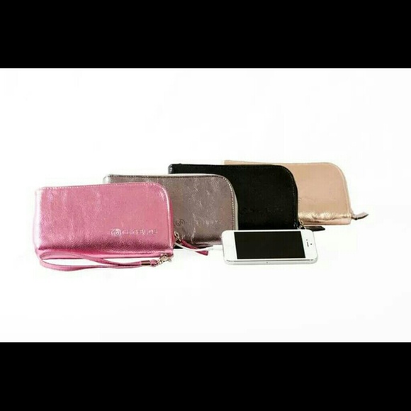 Power Clutch-charges your smartphone!