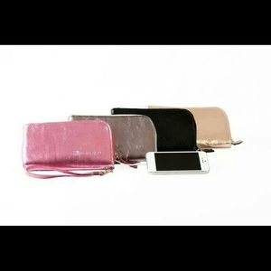 Power Clutch-charges your smartphone!