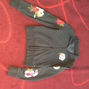 Sold in bundle to @adelajane