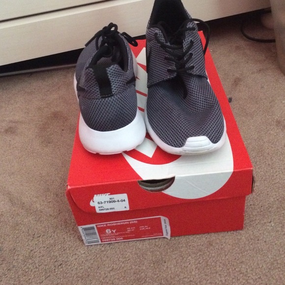 Boys Nike roshe runs. - Picture 2 of 2