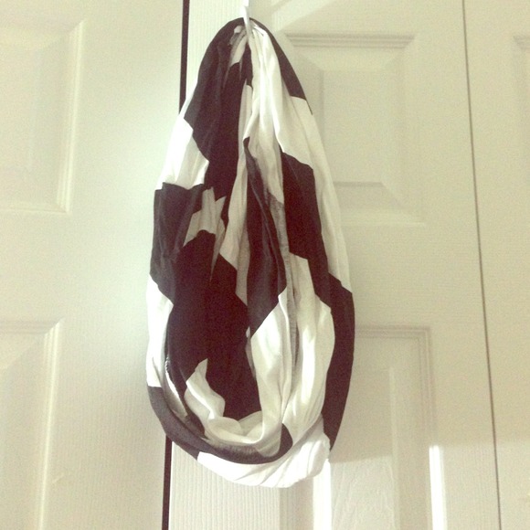 NWT black n white infinity scarf 💥flash sale💥 - Picture 1 of 3