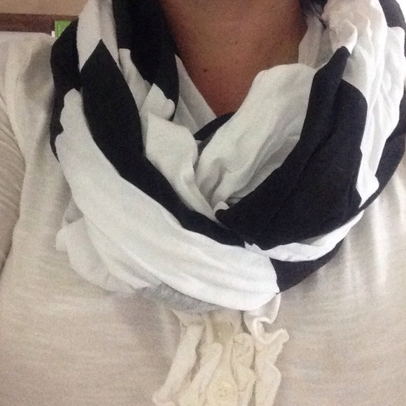 NWT black n white infinity scarf 💥flash sale💥 - Picture 3 of 3