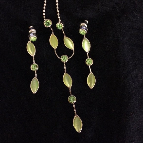 Beautiful green necklace with matching earrings
