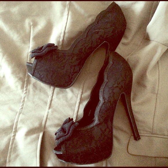 Open-toed Bow Platform Pumps