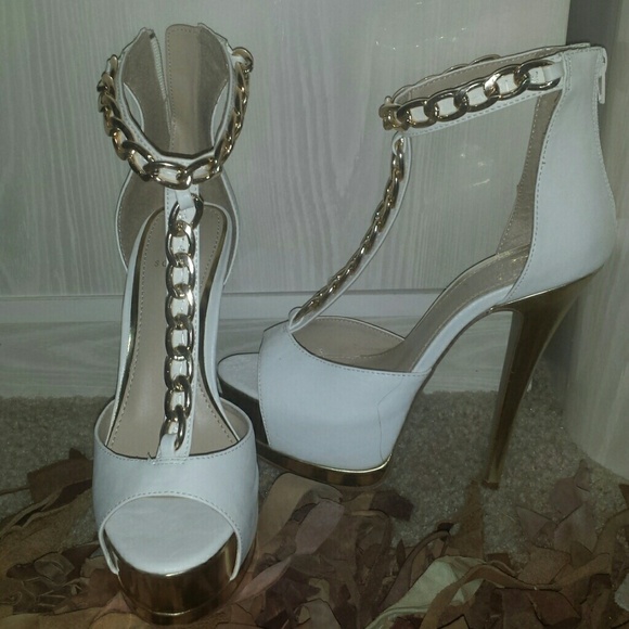 NWT Shoe Dazzle White High Heel
