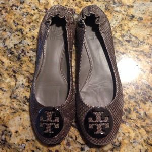 Bundle ...Tory burch Reva Flats & Navy flip flops