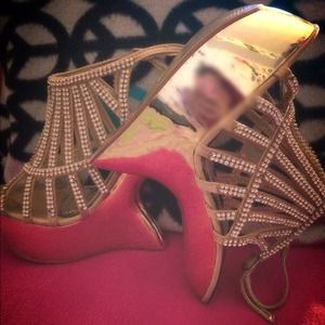 Beautiful all around diamonds high heels 💋