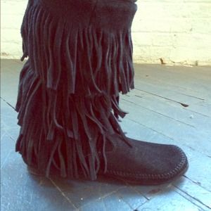 Minnetonka Black Suede Fringe Boots 8