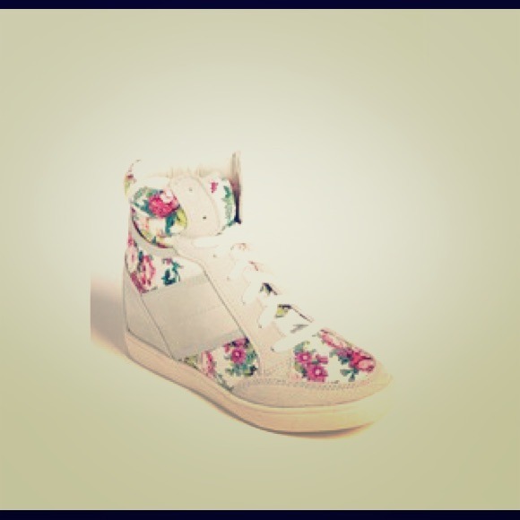 Goldluxe Floral Print Wedge sneakers! 🎀