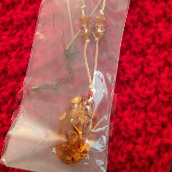 NWT Glass pendant necklace w/ bead