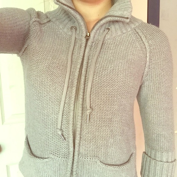 American Eagle gray knit sweater