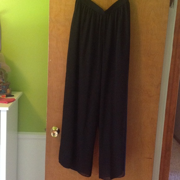 Wide leg flounce opening pants.