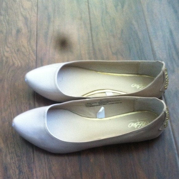 Nude patent flats