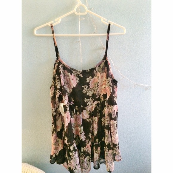 Sheer cold shoulder dress 🌸