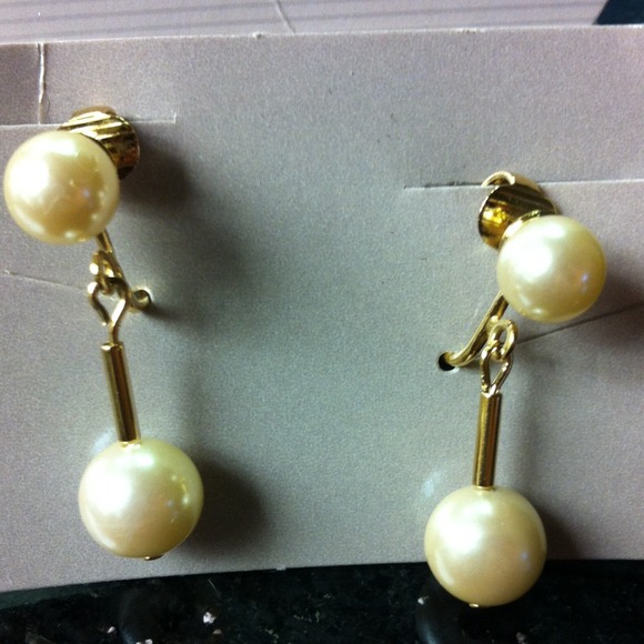 Avon Faux Pearl Vintage New CLIP EARRINGS ♥️ - Picture 3 of 4