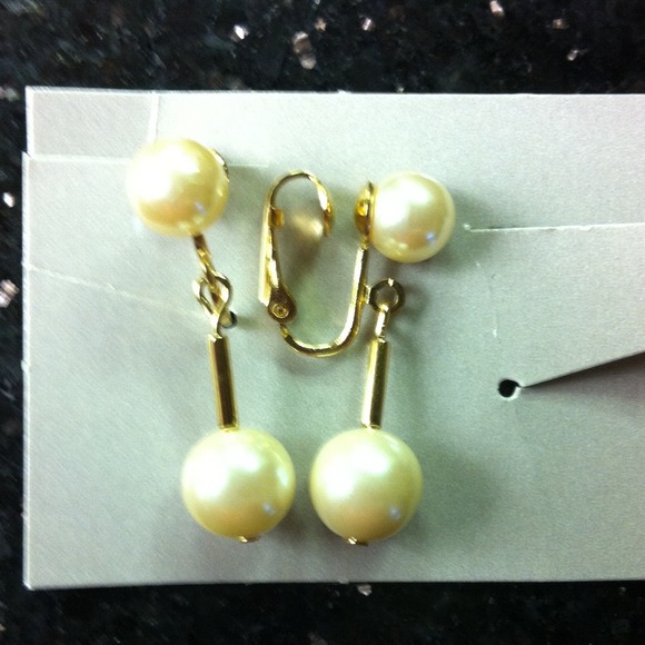 Avon Faux Pearl Vintage New CLIP EARRINGS ♥️ - Picture 4 of 4