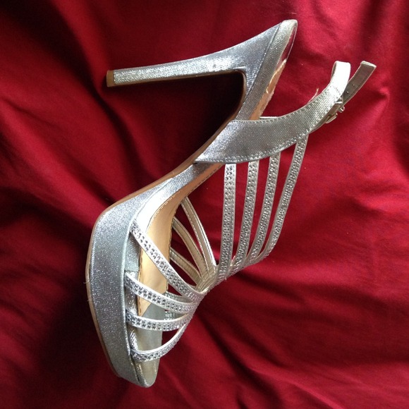 Worn once to formal event! - Picture 2 of 3