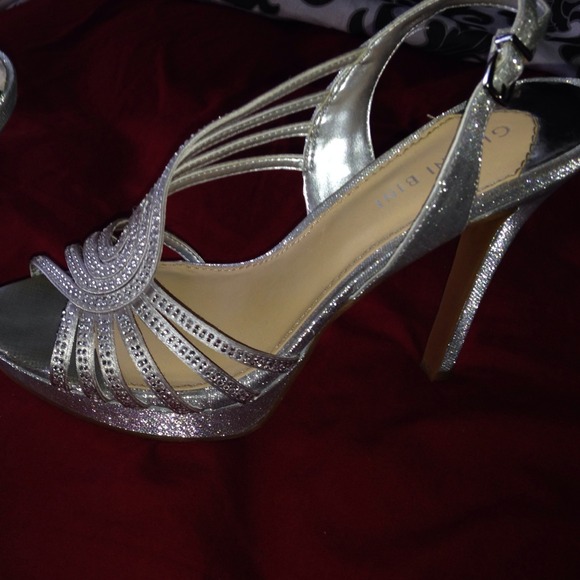 Worn once to formal event! - Picture 3 of 3