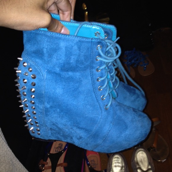 Studded turquoise wedges😻💎