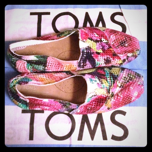 NEVER WORN TOMS!!