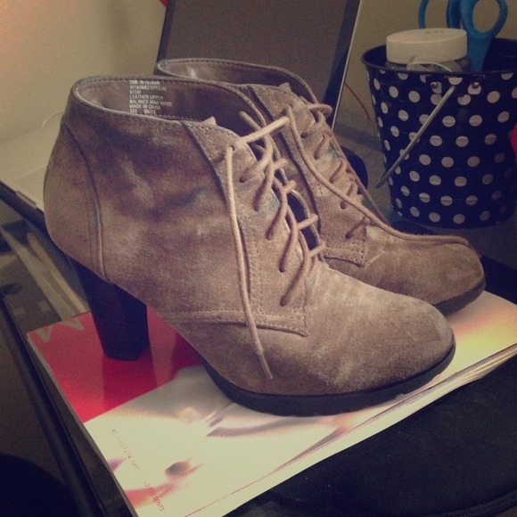 White Mountain Shoes - ✴️Suede Ankle Booties✴️