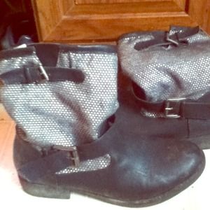 These are very cute boots size 10 I want $25