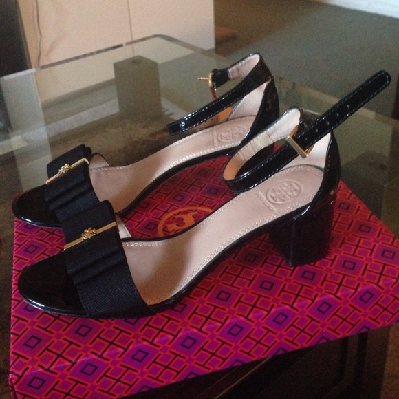 Authentic Tory Burch sandals in great condition!