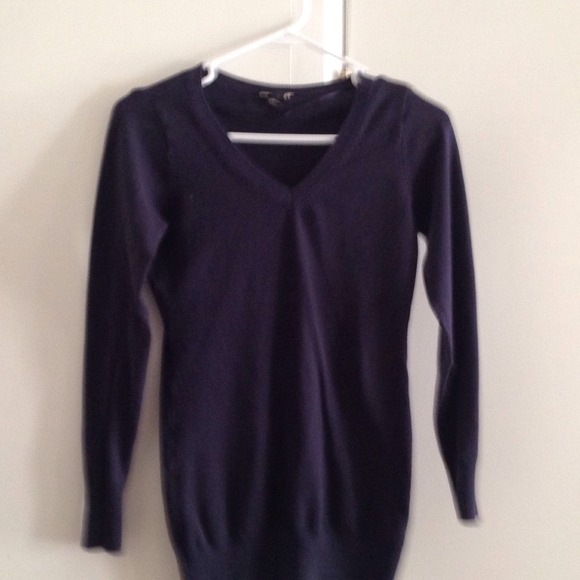 Navy top. Offers welcome