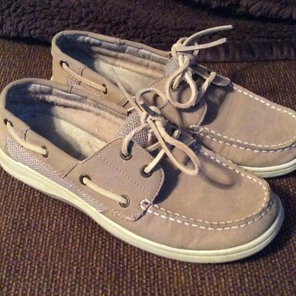 Tan boat shoes 🚢