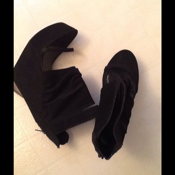 ON HOLD.   SALE!!!!!!    Fahrenheit shoe booties