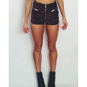 Velvet cheetah print short