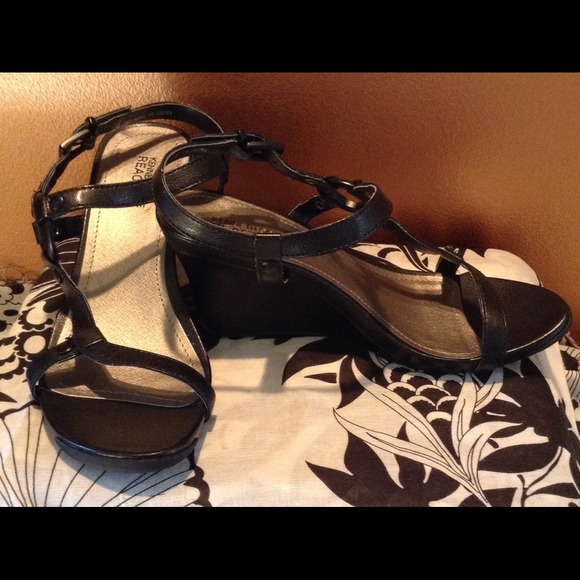 Kenneth Cole Reaction Cedar Curve Wedge Sandal