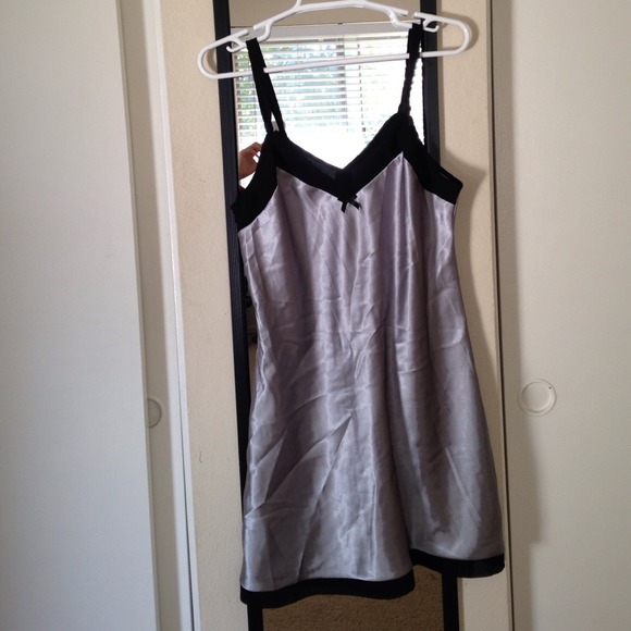 Gray/black night gown