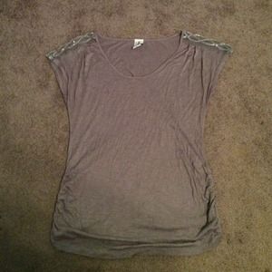 Gray kirra top, xl! Cute arm details!