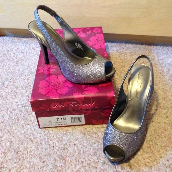 Silver sparkle pumps