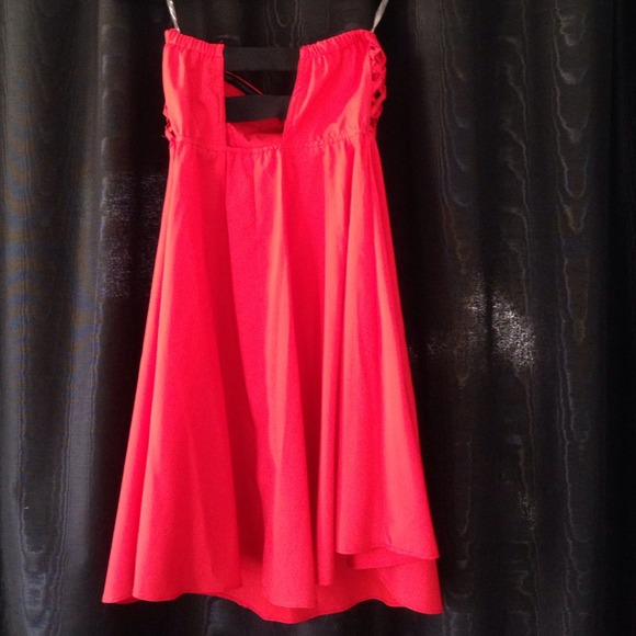 Edgy red dress with cut out details - Picture 2 of 2