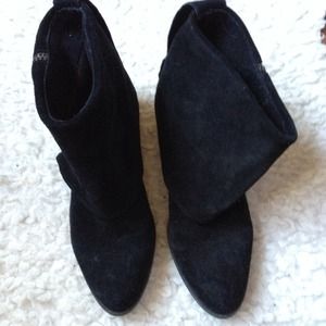 Mossimi mid ankle suede booties