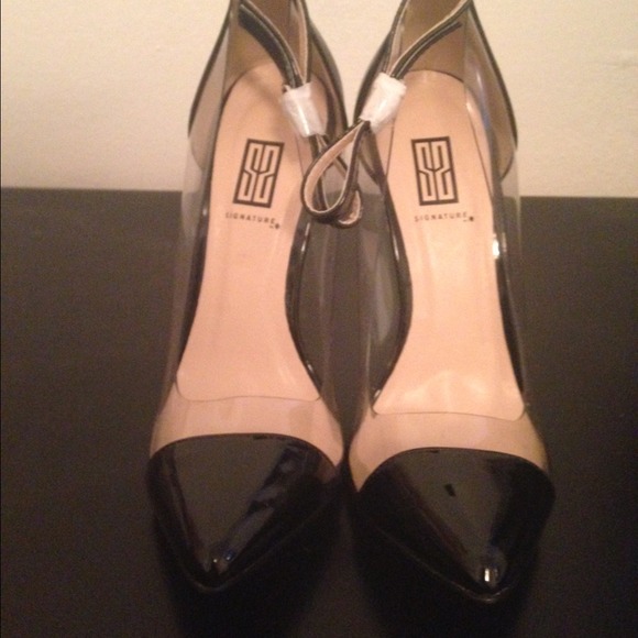 Black tip pumps