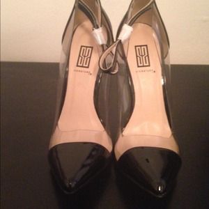 Black tip pumps