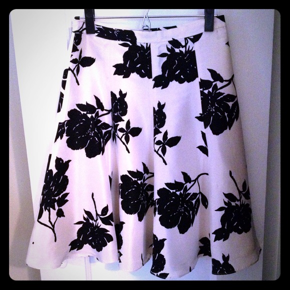 Banana Republic Dresses & Skirts - Banana Republic Silk Floral Skirt