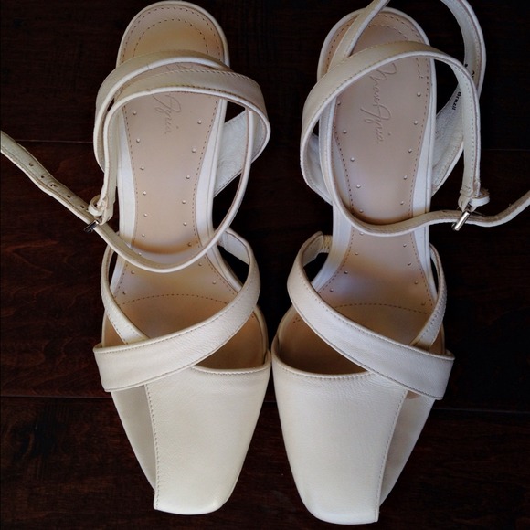 🔥HOT SALE🔥Beautiful Max Azria leather heels - Picture 1 of 2