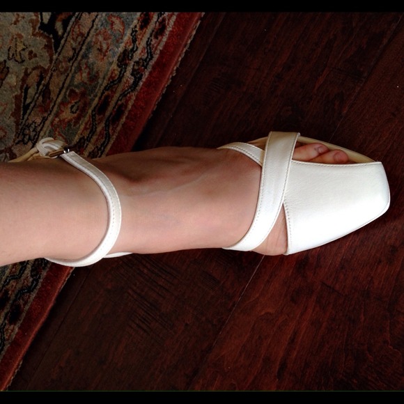 🔥HOT SALE🔥Beautiful Max Azria leather heels - Picture 2 of 2