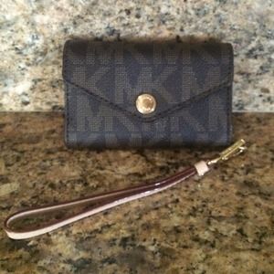 Michael Kors iphone wristlet