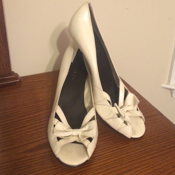 White aerosoles heels - Picture 1 of 4