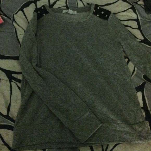Gray long sleeve shirt
