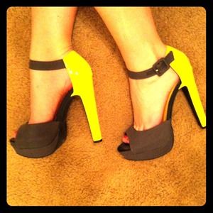 Gray and yellow ankle strapped pumps
