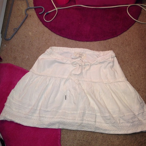 White Abercrombie and Fitch skirt