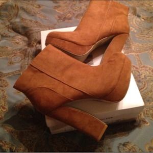 Cute tan heel boots..
